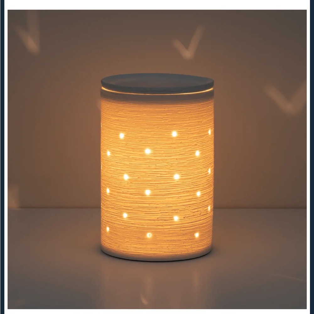 FREE BAR OF WAX + Scentsy Etched Core Warmer - Brand New